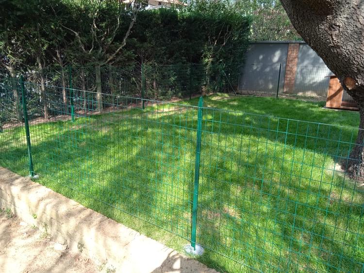 Piccola area cani in giardino