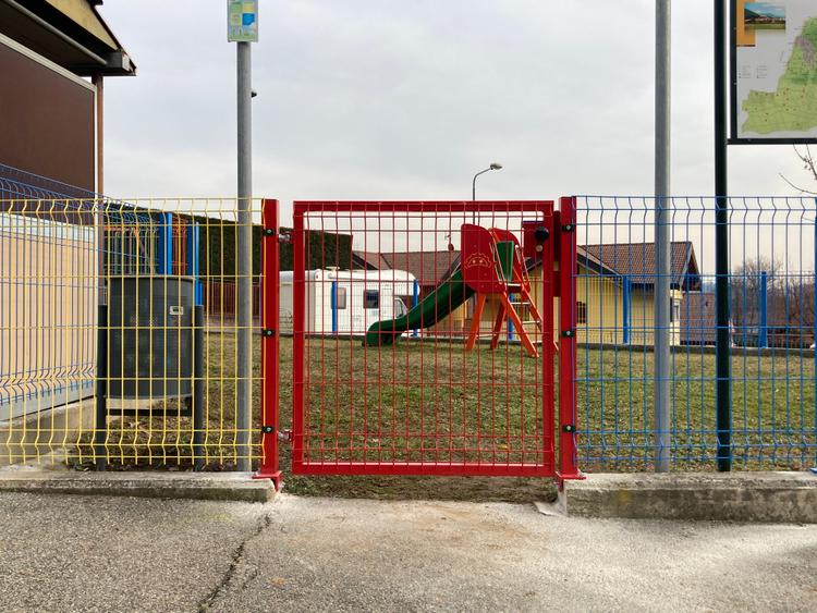 Recinzione parco giochi colorata