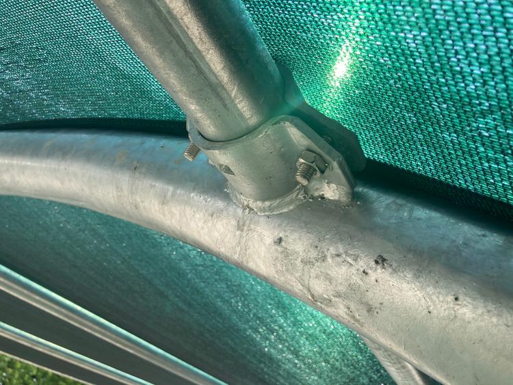 Pensiline ombreggianti ad ala di gabbiano per auto