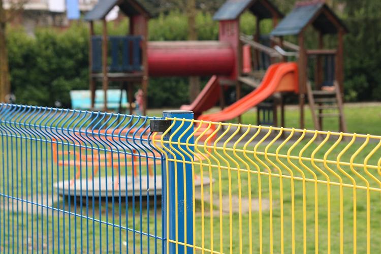 Recinzione colorata per parco giochi