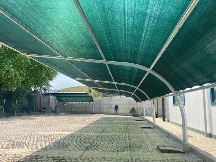 Pensiline ombreggianti ad ala di gabbiano per auto