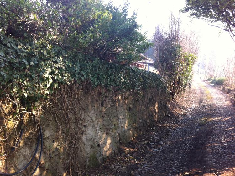 Recinzione con sistema di posa a secco