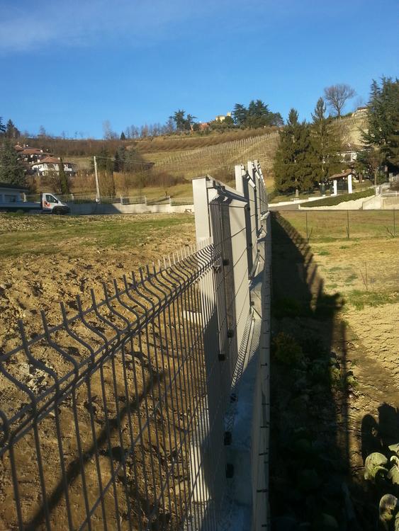 Recinzione privata grigia a pannelli