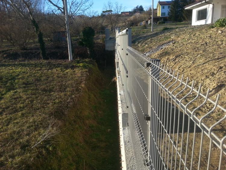 Recinzione privata grigia a pannelli