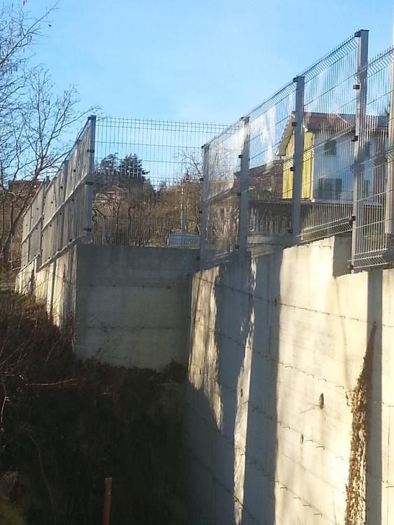 Recinzione privata grigia a pannelli