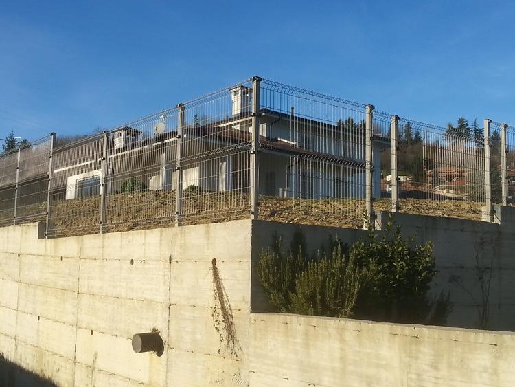 Recinzione privata grigia a pannelli