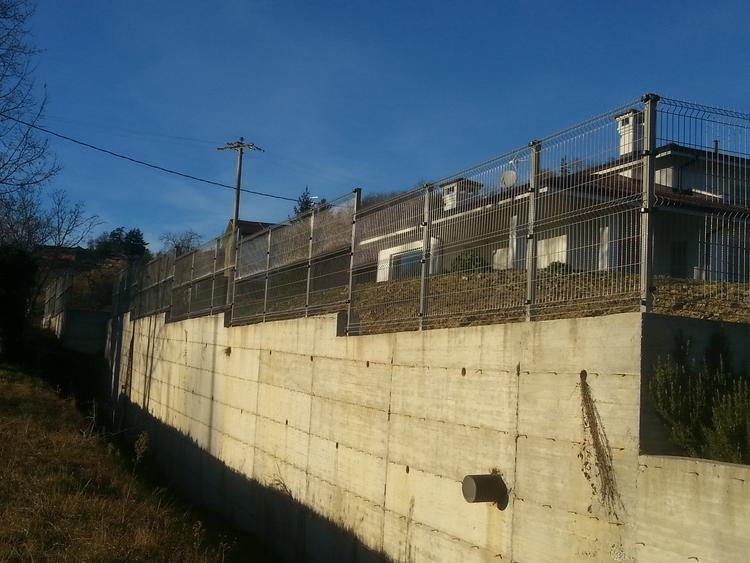 Recinzione privata grigia a pannelli