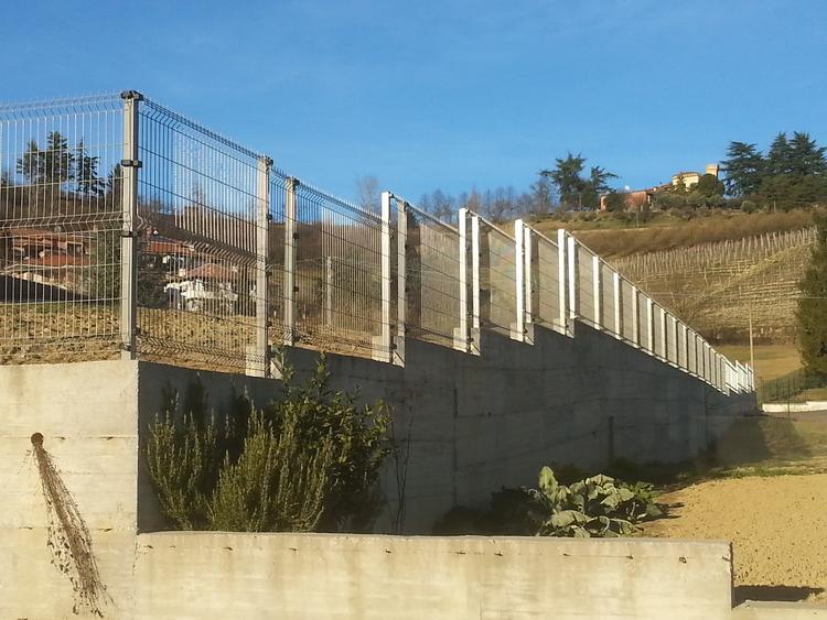 Recinzione privata grigia a pannelli