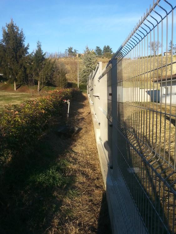 Recinzione privata grigia a pannelli