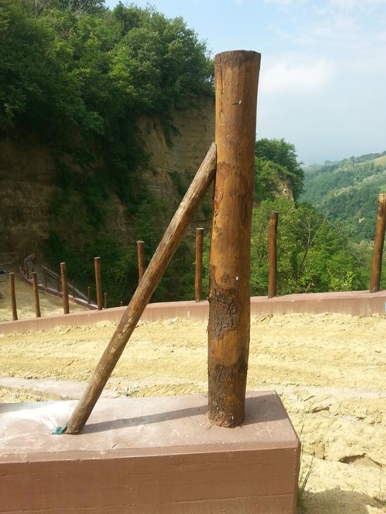 Maglia sciolta robusta su pali in legno