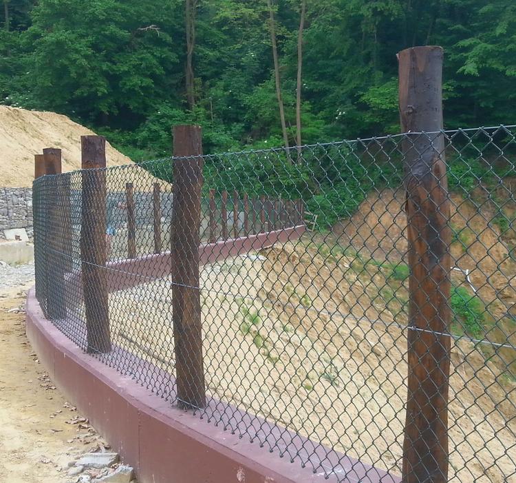 Maglia sciolta robusta su pali in legno