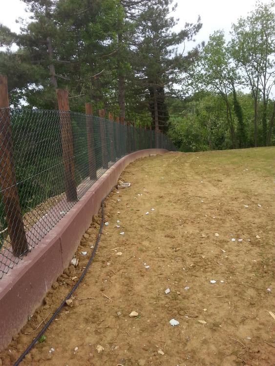 Maglia sciolta robusta su pali in legno