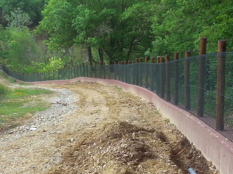 Maglia sciolta robusta su pali in legno