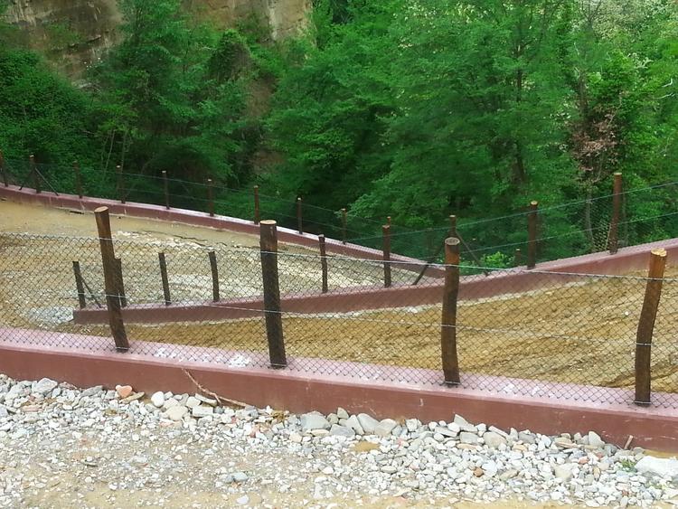 Maglia sciolta robusta su pali in legno