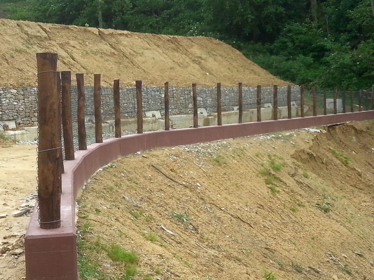 Maglia sciolta robusta su pali in legno