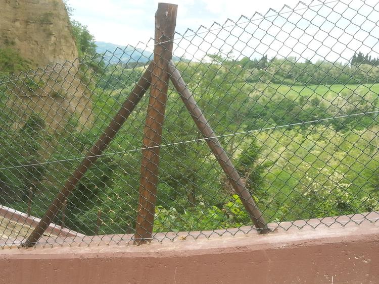 Maglia sciolta robusta su pali in legno