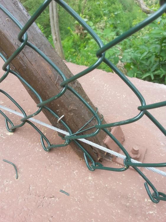 Maglia sciolta robusta su pali in legno