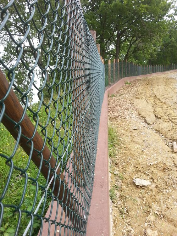 Maglia sciolta robusta su pali in legno