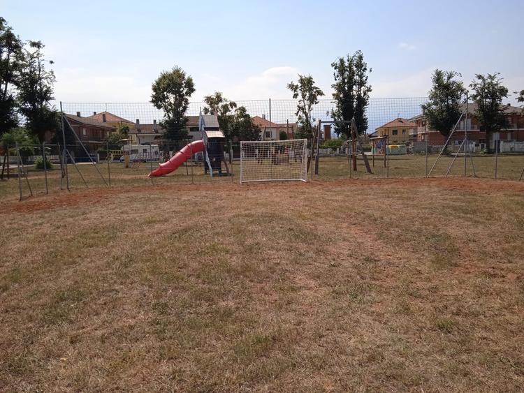 Un prato trasformato in campo calcetto