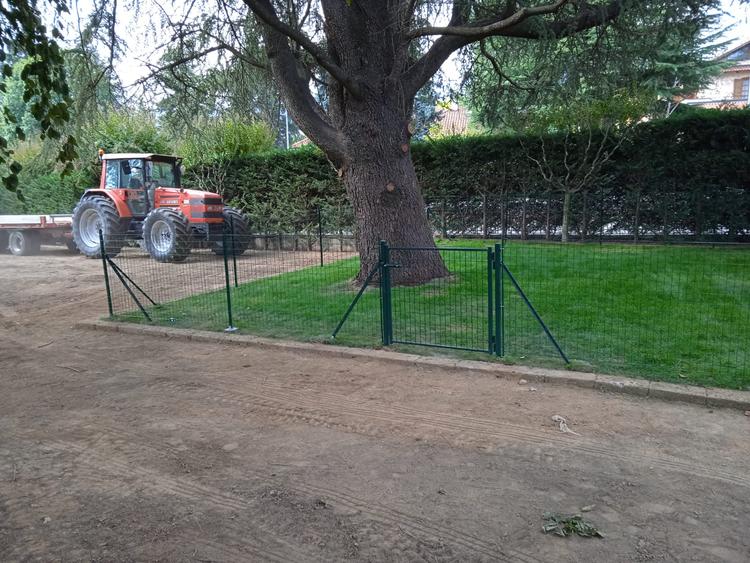 Piccola area cani in giardino