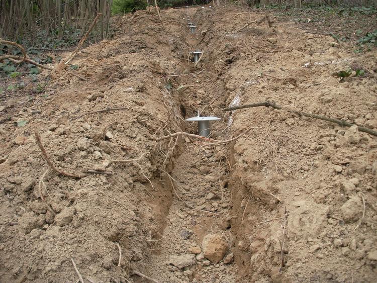 Recinzione con sistema di posa a secco