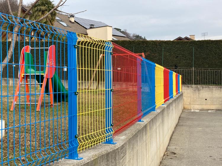 Recinzione parco giochi colorata