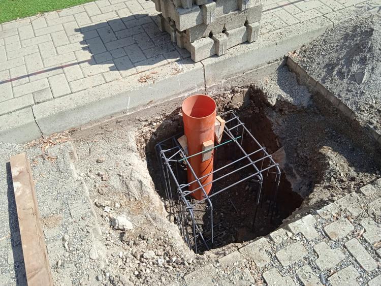 Pensiline ombreggianti ad ala di gabbiano per auto