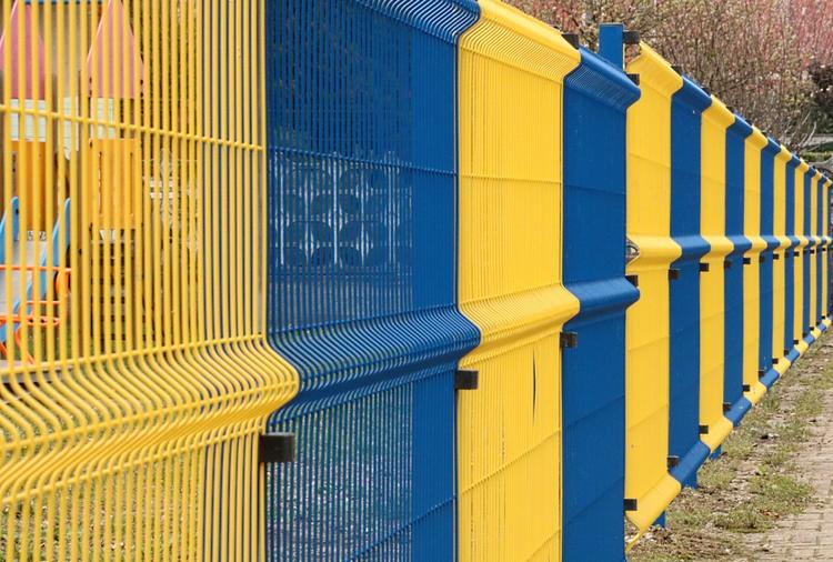 Recinzione colorata per parco giochi