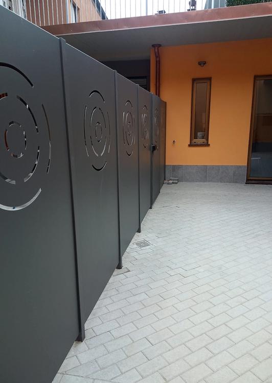 Separè in lamiera per divisione cortile