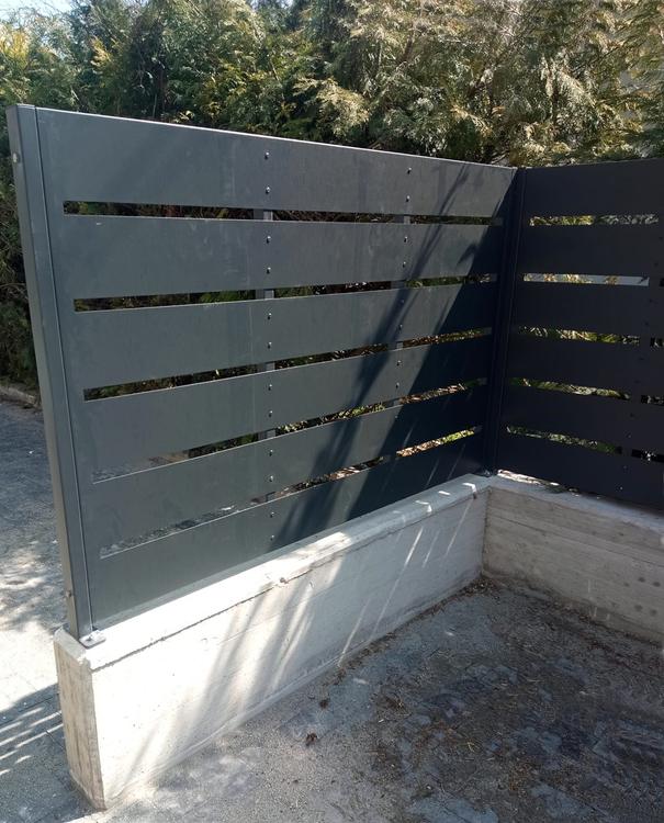 Recinzione moderna in lamiera