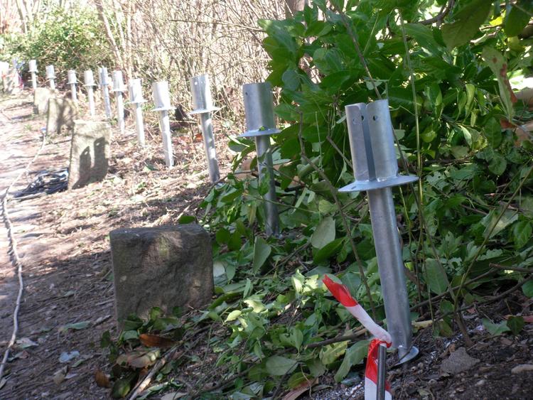 Recinzione con sistema di posa a secco