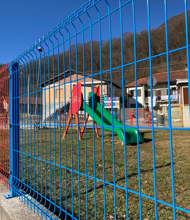 Recinzione parco giochi colorata