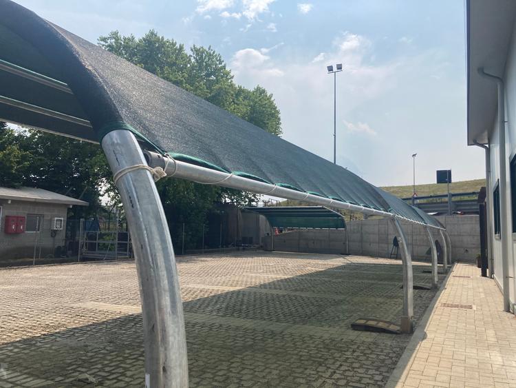 Pensiline ombreggianti ad ala di gabbiano per auto