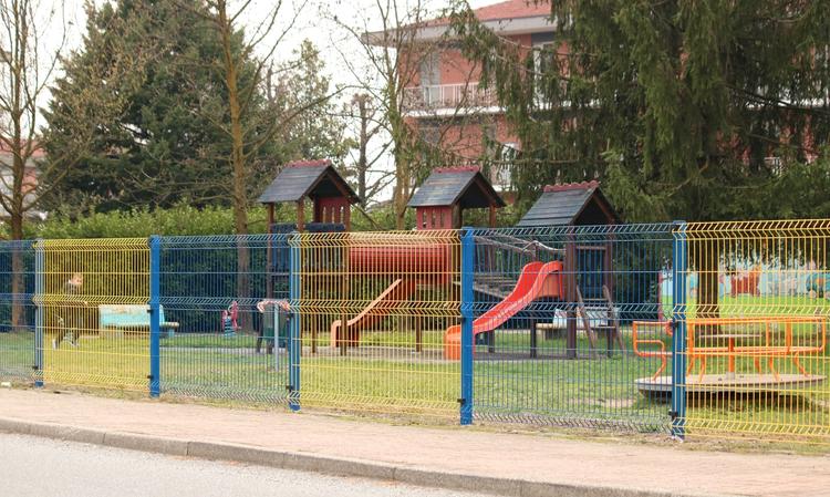 Recinzione colorata per parco giochi