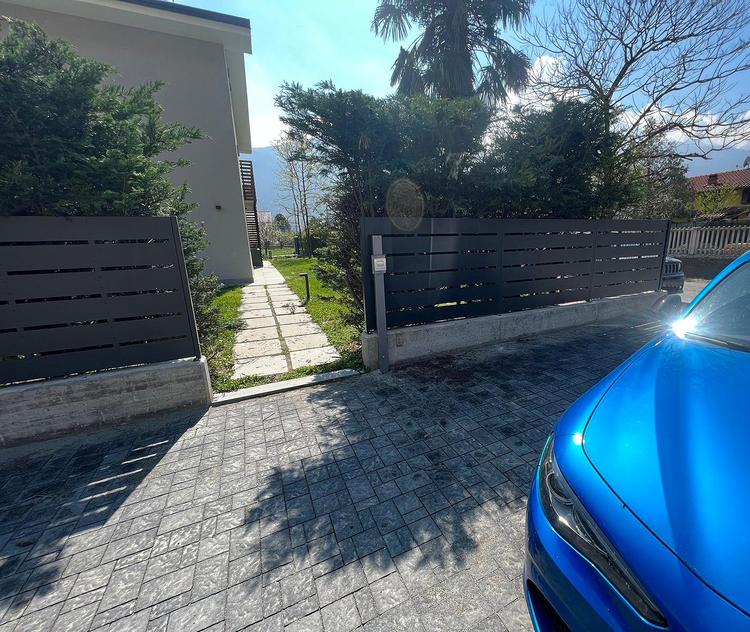 Recinzione moderna in lamiera