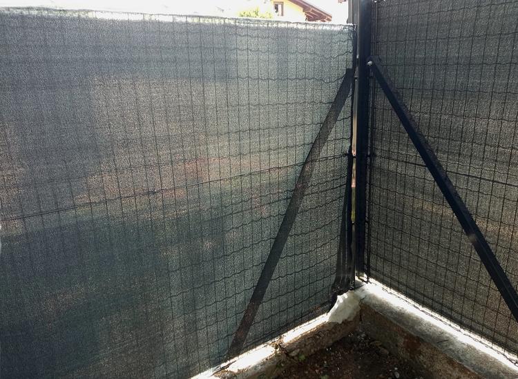 Pali, rete e ombreggiante di colore grigio