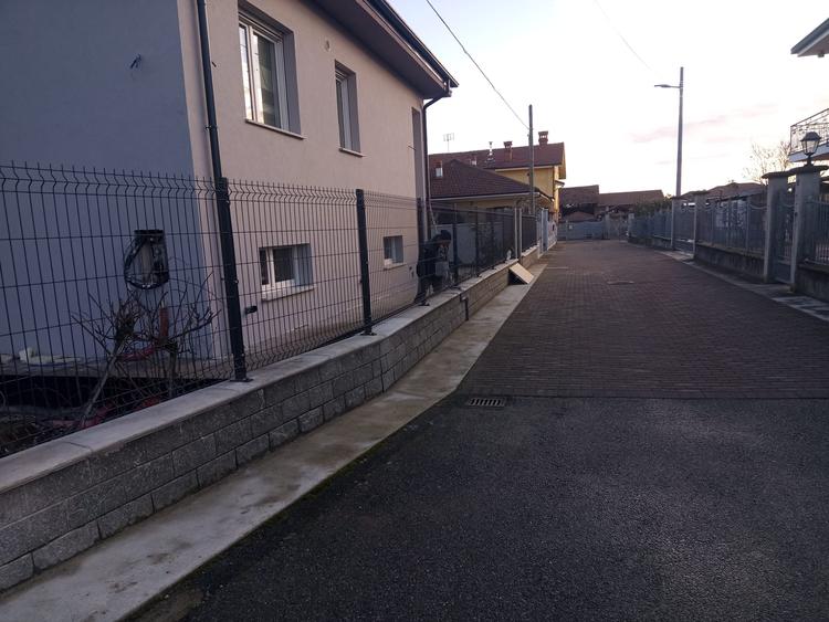 Recinzione a pannelli e cancelli in lamiera