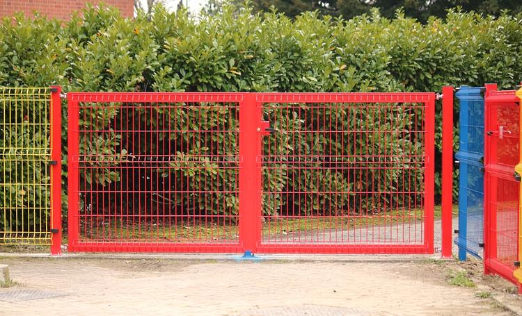 Recinzione colorata per parco giochi