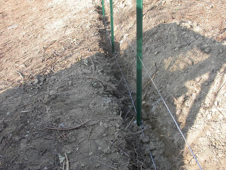 Recinzione con sistema di posa a secco