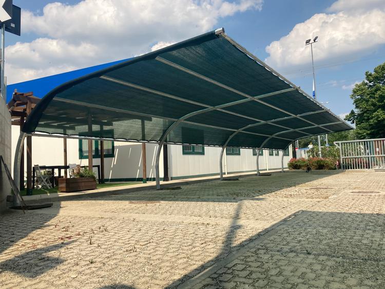 Pensiline ombreggianti ad ala di gabbiano per auto