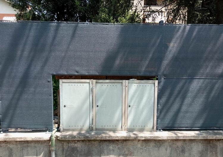 Pali, rete e ombreggiante di colore grigio