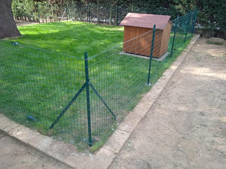 Piccola area cani in giardino