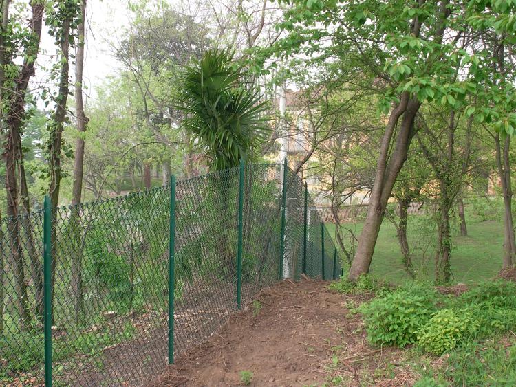 Recinzione con sistema di posa a secco