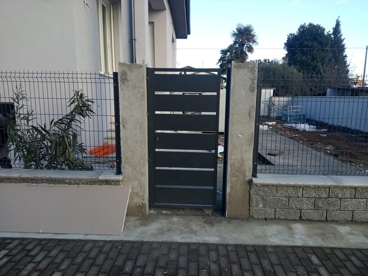 Recinzione a pannelli e cancelli in lamiera