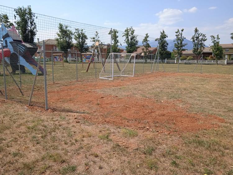 Un prato trasformato in campo calcetto