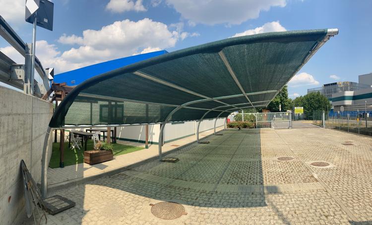 Pensiline ombreggianti ad ala di gabbiano per auto