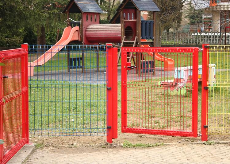 Recinzione colorata per parco giochi