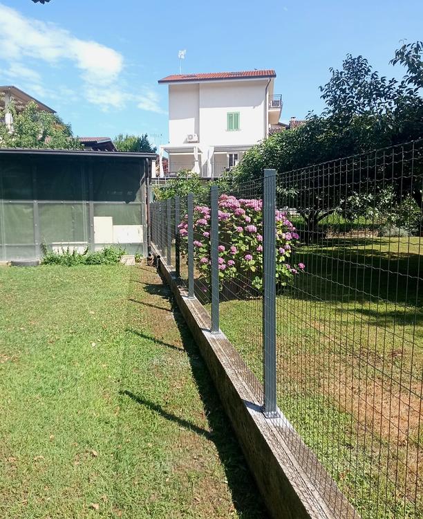 Pali, rete e ombreggiante di colore grigio