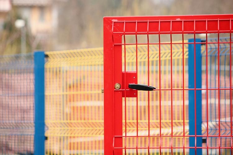 Recinzione colorata per parco giochi