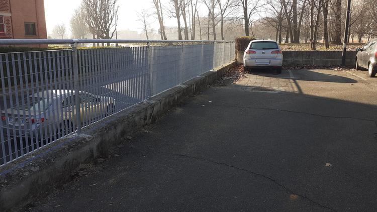 Grigliato con parapetto per parcheggio